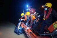 Evakuasi Korban: Tim SAR Gabungan menggunakan perahu karet saat mengevakuasi jasad Iyan (35), korban jembatan runtuh di Sungai Limau yang ditemukan meninggal dunia di Parit 2 Sungai Rumbai, Desa Ketapang, Tanjung Jabung Barat, Selasa (26/5/2026) dini hari. (Foto: Dok. BASARNAS Unit Siaga SAR Kuala Tungkal)