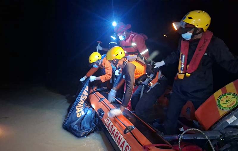 Evakuasi Korban: Tim SAR Gabungan menggunakan perahu karet saat mengevakuasi jasad Iyan (35), korban jembatan runtuh di Sungai Limau yang ditemukan meninggal dunia di Parit 2 Sungai Rumbai, Desa Ketapang, Tanjung Jabung Barat, Selasa (26/5/2026) dini hari. (Foto: Dok. BASARNAS Unit Siaga SAR Kuala Tungkal)