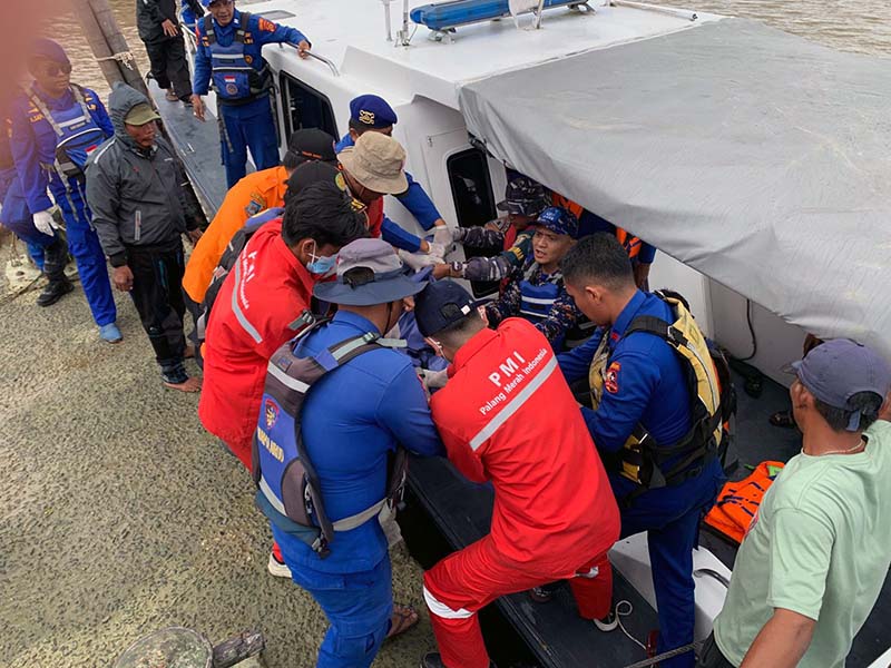 Evakuasi oleh Tim SAR Gabungan Terhadap Jasad Nelayan Kuala Tungkal Tenggelam di Perairan Pangkal Duri. [FOTO : SAR JAMBI]