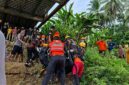 Tim SAR Gabungan BPBD, TNI/Polri, dan warga setempat saat mengevakuasi jasad Fakih (15), remaja yang tenggelam di Sungai Batang Merangin, Jambi, Minggu (24/5/2026). (Foto: Humas SAR/Dok. Istimewa)