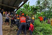 Tim SAR Gabungan BPBD, TNI/Polri, dan warga setempat saat mengevakuasi jasad Fakih (15), remaja yang tenggelam di Sungai Batang Merangin, Jambi, Minggu (24/5/2026). (Foto: Humas SAR/Dok. Istimewa)