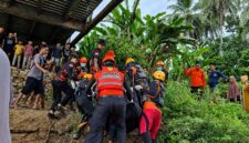 Tim SAR Gabungan BPBD, TNI/Polri, dan warga setempat saat mengevakuasi jasad Fakih (15), remaja yang tenggelam di Sungai Batang Merangin, Jambi, Minggu (24/5/2026). (Foto: Humas SAR/Dok. Istimewa)