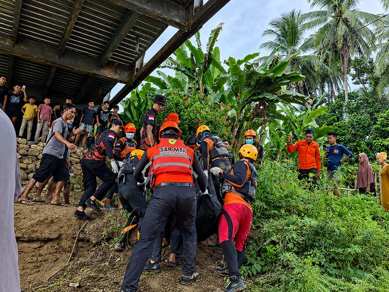 Tim SAR Gabungan BPBD, TNI/Polri, dan warga setempat saat mengevakuasi jasad Fakih (15), remaja yang tenggelam di Sungai Batang Merangin, Jambi, Minggu (24/5/2026). (Foto: Humas SAR/Dok. Istimewa)
