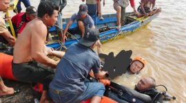 Tim SAR dari Kantor SAR Jambi Evakuasi Jasad Herudiansya (21) yang Tenggelam di Sungai Batanghari Jambi Ketika Hendak berkemah dan mancing, Minggu (04/8/24). FOTO HUMAS