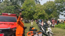 Tim SAR dari Kantor SAR Jambi Ketika Persiapan Melakukan Pencarian Kedua Korban di Sungai Batanghari Jambi. FOTO HUMAS