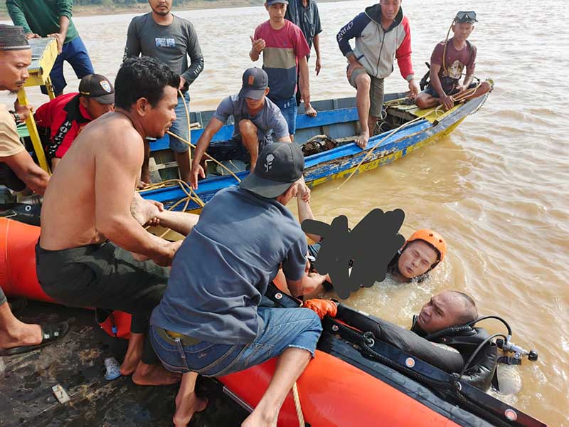 Tim SAR dari Kantor SAR Jambi Evakuasi Jasad Herudiansya (21) yang Tenggelam di Sungai Batanghari Jambi Ketika Hendak berkemah dan mancing, Minggu (04/8/24). FOTO HUMAS