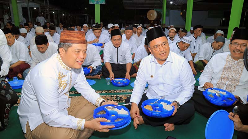 Kakanwil Ditjenpas dan Walikota Jambi Makan Bareng dengan Warga Binaan Lapas Jambi. FOTO : HMS