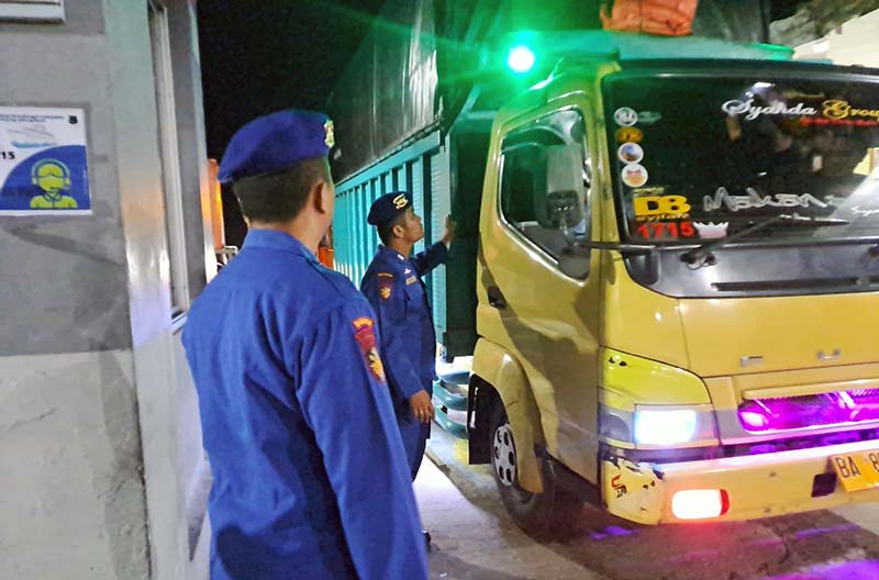 Anggota Polairud Polda Jambi Siagakan Personil di Pelabuhan Penumpang dan Barang. FOTO : HMS