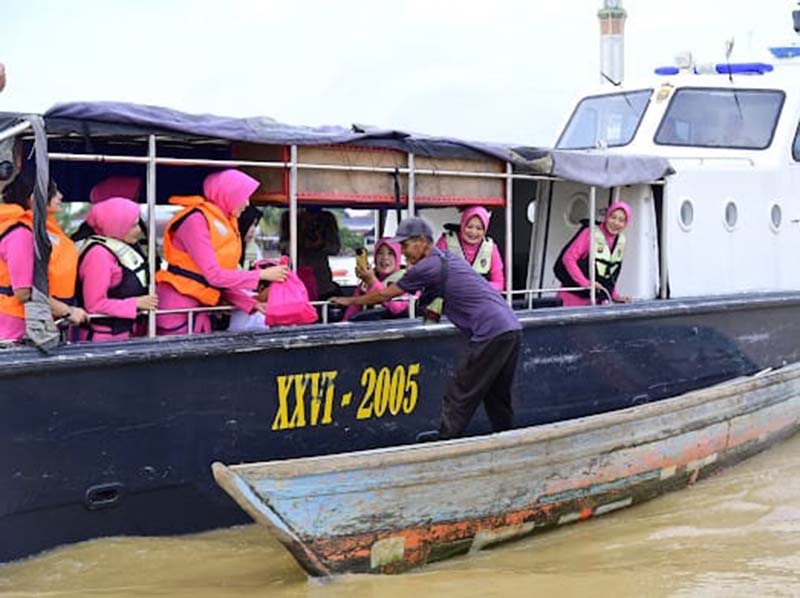 Bhayangkari Polairud Polda Jambi Bagikan Takjil kepada Masyarakat Nelayan dan Penambang Ketek di Kota Jambi. FOTO : Viryzha