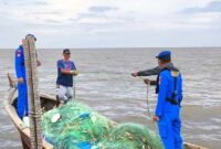 Implementasi Program Asta Cita Presiden RI, Personel Polairud Polda Jambi Sosialisasikan Tentang Destructive Fishing Kepada Nelayan. FOTO : Ist