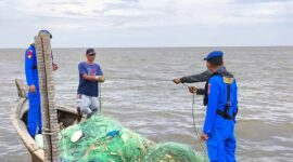 Implementasi Program Asta Cita Presiden RI, Personel Polairud Polda Jambi Sosialisasikan Tentang Destructive Fishing Kepada Nelayan. FOTO : Ist