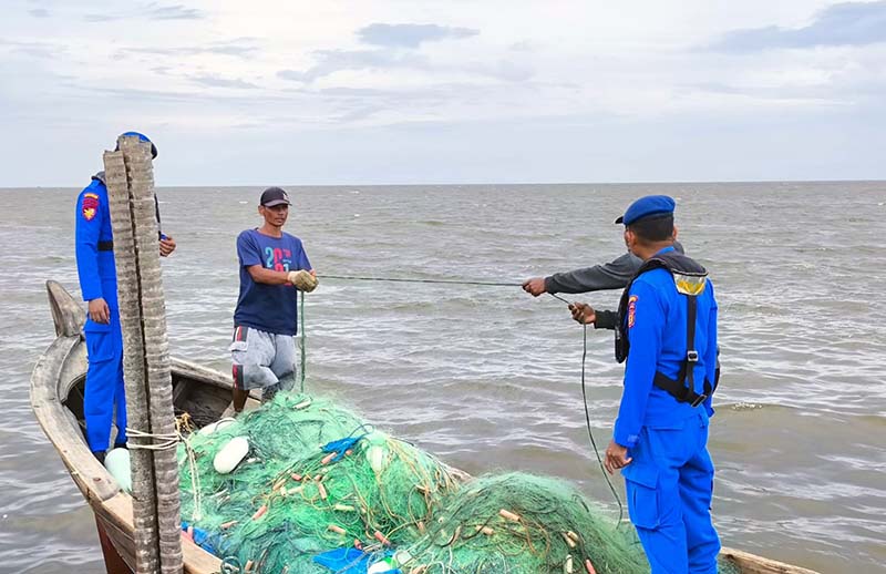 Implementasi Program Asta Cita Presiden RI, Personel Polairud Polda Jambi Sosialisasikan Tentang Destructive Fishing Kepada Nelayan. FOTO : Ist