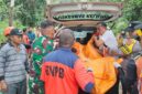 Tim SAR Gabungan yang terdiri dari personel Kantor SAR Jambi, TNI, Polri, BNPB/BPBD, dan warga setempat bergotong-royong menaikkan kantong jenazah Yahya (57) ke dalam mobil ambulans di Kabupaten Merangin, Jambi, Senin (04/05/2026). Korban yang dilaporkan hilang terseret arus sejak Jumat (1/5) lalu akhirnya berhasil ditemukan dalam kondisi meninggal dunia setelah dilakukan pencarian intensif selama tiga hari. (FOTO : Dok. Humas Kantor SAR Jambi).