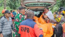 Tim SAR Gabungan yang terdiri dari personel Kantor SAR Jambi, TNI, Polri, BNPB/BPBD, dan warga setempat bergotong-royong menaikkan kantong jenazah Yahya (57) ke dalam mobil ambulans di Kabupaten Merangin, Jambi, Senin (04/05/2026). Korban yang dilaporkan hilang terseret arus sejak Jumat (1/5) lalu akhirnya berhasil ditemukan dalam kondisi meninggal dunia setelah dilakukan pencarian intensif selama tiga hari. (FOTO : Dok. Humas Kantor SAR Jambi).