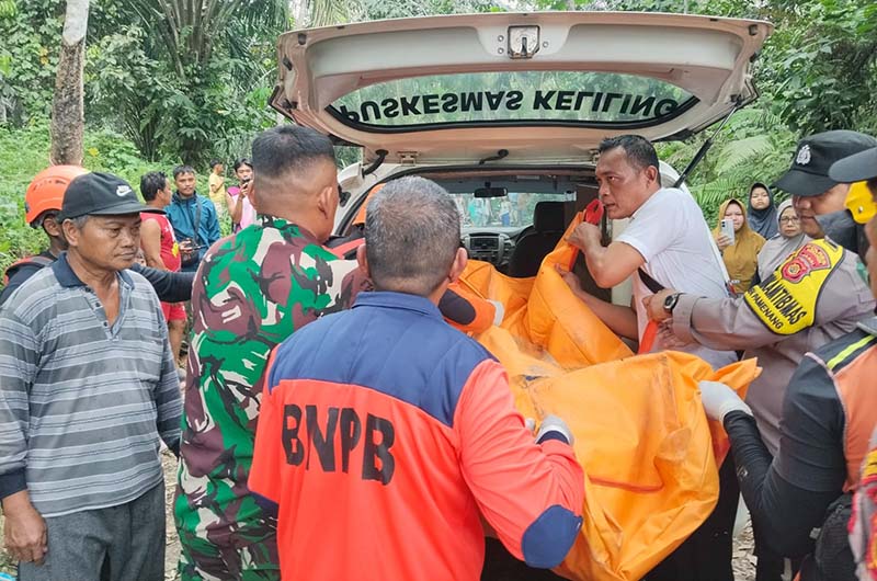 Tim SAR Gabungan yang terdiri dari personel Kantor SAR Jambi, TNI, Polri, BNPB/BPBD, dan warga setempat bergotong-royong menaikkan kantong jenazah Yahya (57) ke dalam mobil ambulans di Kabupaten Merangin, Jambi, Senin (04/05/2026). Korban yang dilaporkan hilang terseret arus sejak Jumat (1/5) lalu akhirnya berhasil ditemukan dalam kondisi meninggal dunia setelah dilakukan pencarian intensif selama tiga hari. (FOTO : Dok. Humas Kantor SAR Jambi).