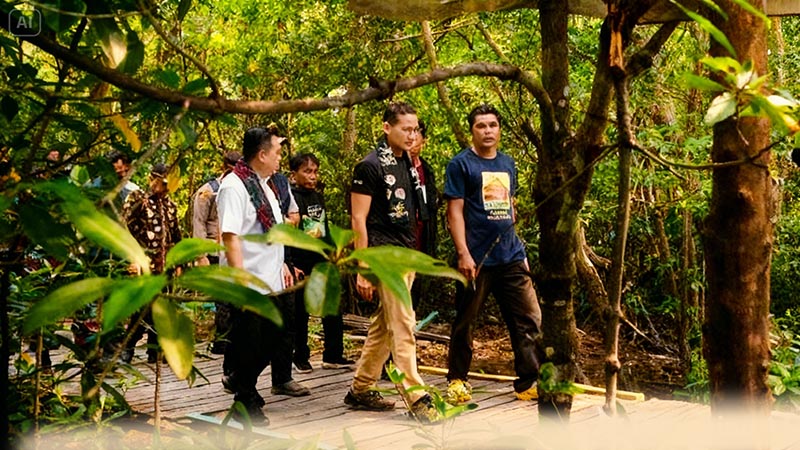 Ringkasan AI
Menparekraf Sandiaga Uno mengunjungi Wisata Mangrove Pangkal Babu di Kuala Tungkal, Kabupaten Tanjung Jabung Barat, Jambi, pada Minggu (17/3/2024)
. Dalam kunjungan tersebut, beliau menanam mangrove, mengapresiasi potensi ekowisata, dan menekankan pentingnya peningkatan aksesibilitas serta infrastruktur untuk memajukan destinasi tersebut. FOTO : Dok.Ist