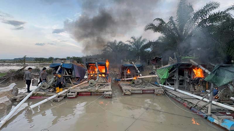 Polres Bungo Musnahkan Puluhan Dompeng PETI. FOTO : HMS