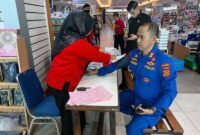 Pemeriksaan Kesehataan Anggota Ditpolairud Polda Jambi yang Diutus Mengikuti Donor Darah Gramedia Jambi. FOTO : HMS