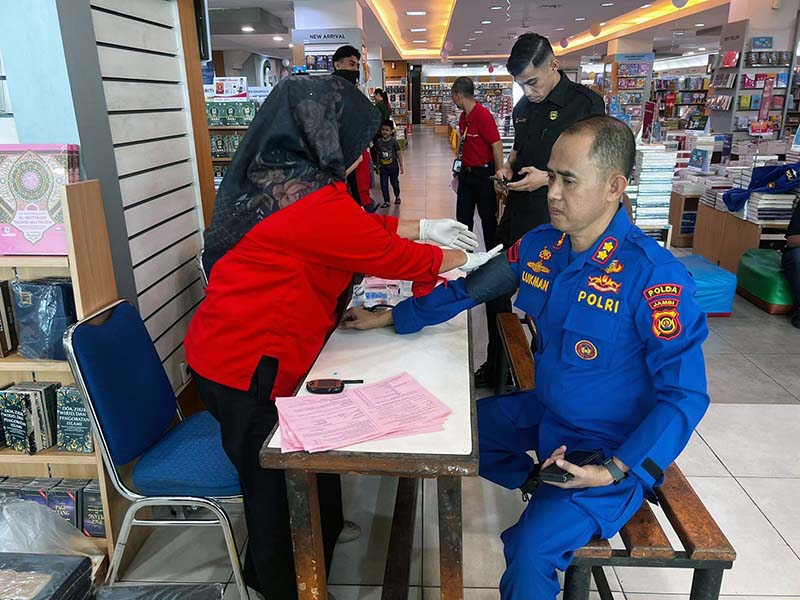 Pemeriksaan Kesehataan Anggota Ditpolairud Polda Jambi yang Diutus Mengikuti Donor Darah Gramedia Jambi. FOTO : HMS