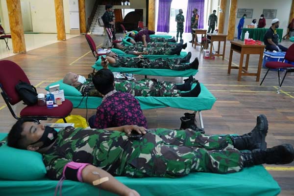 Pelaksanaan Donor Darah Sambut Hari Juang Kartika TNI AD 2021 digelar di Balai Prajurit Korem 042/Gapu, Kamis (9/12/21). FOTO : PENREM