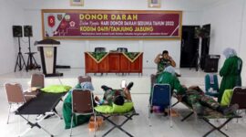 Kegiatan Bakti Sosial memperingati Hari Donor Darah Sedunia 2022 di Aula Makodim 0419/Tanjab, Selasa (21/6/22). FOTO : Pendim Tjb