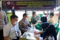 Kasat Intelkam Polres Tanjab Barat AKP Hermanto, SH dan Kapolsek Tungkal Ilir IPTU Agung Heru Wibowo, SH, MH Saat Menjalani Pemeriksaan Untuk Prosesi Donor Darah. FOTO : LT