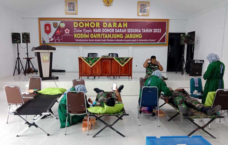 Kegiatan Bakti Sosial memperingati Hari Donor Darah Sedunia 2022 di Aula Makodim 0419/Tanjab, Selasa (21/6/22). FOTO : Pendim Tjb