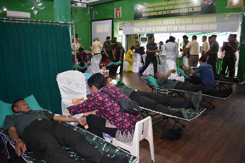 Korem 042/Gapu Baksos Donor Darah dan Pemberian Sembako kepada Keluarga Stunting, Kamis (29/12/22). FOTO : Penrem