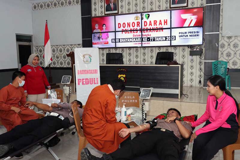 Kegiatan Donor Darah Polres Merangin bekerja sama dengan PMI Kabupaten Merangin di Ruang Wirasatya Polres Merangin, Jum’at (09/6/23). FOTO : HUMAS
