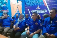 Jamal Darmawan Sie bersama Pengurus dan Bacaleg Nonton bersama Special Interview SBY di Sekretariat DPC Partai Demokrat Kamis Malam (31/8/23). FOTO : Demokrat