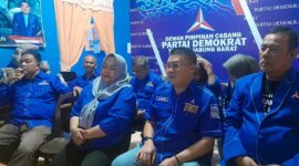 Ketua DPC Partai Demokrat Tanjab Barat Jamal Darmawan Sie bersama Pengurus dan Kader. FOTO : Dok/LT/Bas