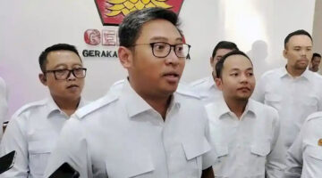 Ketua DPD Gerindra Jawa Tengah Sudaryono memberi keterangan kepada wartawan usai rapat konsolidasi legislatif dan eksekutif di Semarang, Sabtu (4/10/2025). Terkini, ia menegaskan sikap partai menyusul OTT KPK terhadap Bupati Pati Sudewo yang juga kader Gerindra. FOTO : tribunnews.com
