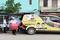 Dewan Pengurus Daerah (DPD) Partai Keadilan Sejahtera (PKS) Kabupaten Tanjab Barat, menggelar kegiatan berbagi takjil gratis untuk masyarakat di Kuala Tungkal. FOTO / Ist