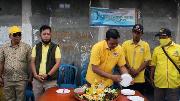 Ahmad Jahfar Ketua DPD Partai Golkar Kabupaten Tanjung Jabung Barat Memotong Tumpeng Rayakan HUT ke-57 di Pelabuhan Tanggo Rajo Ulu, Minggu (7/11/20).