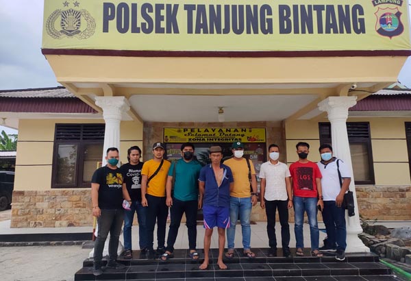 Pelaku ES (Baju Biru) Saat Diamankan oleh Tim Resmob Ditreskrimum Polda Jambi bersama Unit Reskrim Polsek Tanjung Bintang Polres Lampung Selatan, Rabu (3/11/21). FOTO : Polda Jambi
