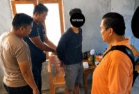 Kasatresnarkoba Polres Tanjab Barat, AKP Agus Alexander Purba, S.H., M.H. (berbaju oranye), saat memimpin langsung interogasi lapangan terhadap salah satu pelaku DPO narkotika yang berhasil diamankan di kawasan Muara Papalik, Rabu (17/6/2026). (FOTO : Humas Res Tanjab Barat)