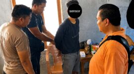 Kasatresnarkoba Polres Tanjab Barat, AKP Agus Alexander Purba, S.H., M.H. (berbaju oranye), saat memimpin langsung interogasi lapangan terhadap salah satu pelaku DPO narkotika yang berhasil diamankan di kawasan Muara Papalik, Rabu (17/6/2026). (FOTO : Humas Res Tanjab Barat)