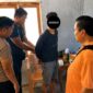Kasatresnarkoba Polres Tanjab Barat, AKP Agus Alexander Purba, S.H., M.H. (berbaju oranye), saat memimpin langsung interogasi lapangan terhadap salah satu pelaku DPO narkotika yang berhasil diamankan di kawasan Muara Papalik, Rabu (17/6/2026). (FOTO : Humas Res Tanjab Barat)