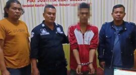 Terduga Pelaku DPO Pungli Saat Diamankan di Mapolsek Kumpeh Ulu. [FOTO : HUMAS PMJ]