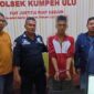 Terduga Pelaku DPO Pungli Saat Diamankan di Mapolsek Kumpeh Ulu. [FOTO : HUMAS PMJ]