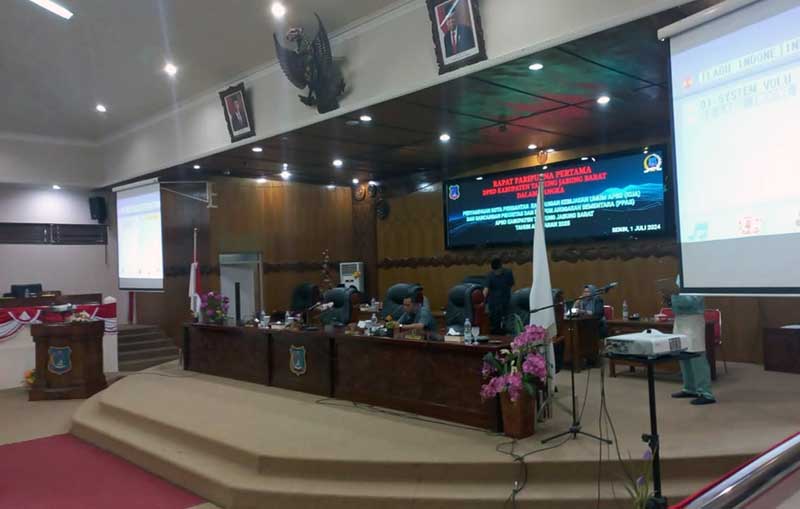 DPRD Tanjabbar Gelar Rapat Paripurna Dengarkan Paparan Bupati Terkait KUA APBD dan PPAS 2025. FOTO : HMS