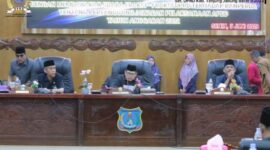 Ketua DPRD Tanjab Barat H. Abdullah, SE didampingi didampingi Wakil Ketua H. Muh Sjafril Simamora, SH , dan Sekda H. Agus Sanusi saat Paripurna Senin, (5/6/23). FOTO : Humas DPRD