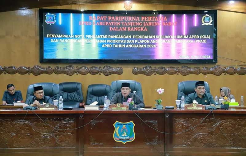 Ahmad Jahfar, Wakil Ketua II DPRD Saat Pimpin Paripurna Penyampaian Bupati Nota Pengantar Rancangan Perubahan KUA dan PPAS APBD TA 2024. FOTO : HMS