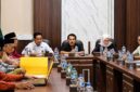 Ketua DPRD Kabupaten Sarolangun, Ahmad Jani (tengah, baju hitam), memimpin Rapat Dengar Pendapat (RDP) gabungan komisi didampingi Wakil Ketua I Cik Marleni (jilbab pink) dan Wakil Ketua II Dedi Ifriansyah (kemeja putih) bersama jajaran perangkat daerah di ruang rapat DPRD Sarolangun, Senin (15/6). (Foto: Dok. Istimewa)