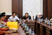 Ketua DPRD Kabupaten Sarolangun, Ahmad Jani (tengah, baju hitam), memimpin Rapat Dengar Pendapat (RDP) gabungan komisi didampingi Wakil Ketua I Cik Marleni (jilbab pink) dan Wakil Ketua II Dedi Ifriansyah (kemeja putih) bersama jajaran perangkat daerah di ruang rapat DPRD Sarolangun, Senin (15/6). (Foto: Dok. Istimewa)