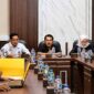 Ketua DPRD Kabupaten Sarolangun, Ahmad Jani (tengah, baju hitam), memimpin Rapat Dengar Pendapat (RDP) gabungan komisi didampingi Wakil Ketua I Cik Marleni (jilbab pink) dan Wakil Ketua II Dedi Ifriansyah (kemeja putih) bersama jajaran perangkat daerah di ruang rapat DPRD Sarolangun, Senin (15/6). (Foto: Dok. Istimewa)