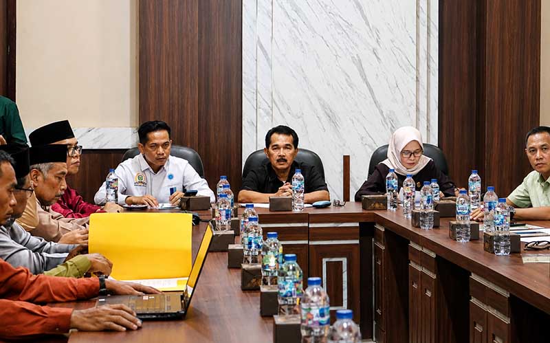 Ketua DPRD Kabupaten Sarolangun, Ahmad Jani (tengah, baju hitam), memimpin Rapat Dengar Pendapat (RDP) gabungan komisi didampingi Wakil Ketua I Cik Marleni (jilbab pink) dan Wakil Ketua II Dedi Ifriansyah (kemeja putih) bersama jajaran perangkat daerah di ruang rapat DPRD Sarolangun, Senin (15/6). (Foto: Dok. Istimewa)