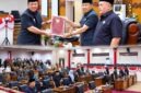 Pimpinan DPRD Tanjab Barat saat memimpin Rapat Paripurna Pertama dengan agenda Penyampaian Nota Pengantar Rancangan Peraturan Daerah tentang APBD Tahun Anggaran 2027 di Ruang Rapat Paripurna DPRD Tanjabbar, Selasa (15/9/2026). Toleh Wakil Bupati Dr. H. Katamso, S.A. (FOTO : Dok. Humas)