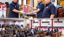 Pimpinan DPRD Tanjab Barat saat memimpin Rapat Paripurna Pertama dengan agenda Penyampaian Nota Pengantar Rancangan Peraturan Daerah tentang APBD Tahun Anggaran 2027 di Ruang Rapat Paripurna DPRD Tanjabbar, Selasa (15/9/2026). Toleh Wakil Bupati Dr. H. Katamso, S.A. (FOTO : Dok. Humas)