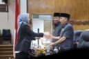 Anggota DPRD Kabupaten Tanjung Jabung Barat saat menyerahkan dokumen pemandangan umum fraksi kepada Wakil Bupati Tanjab Barat, Dr. H. Katamso, SA, S.E., M.E., dalam Rapat Paripurna Ke-2 DPRD. (FOTO : Dok. Humas)